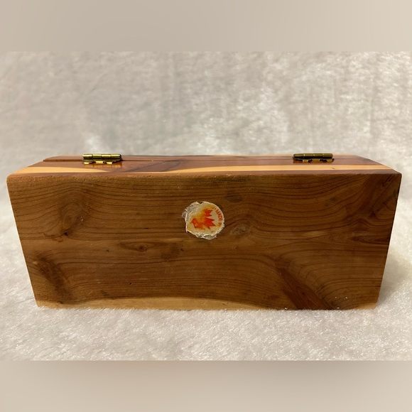 Vintage Souvenir Jewelry Box made of cedar Canada Leaf - Picture 4 of 10